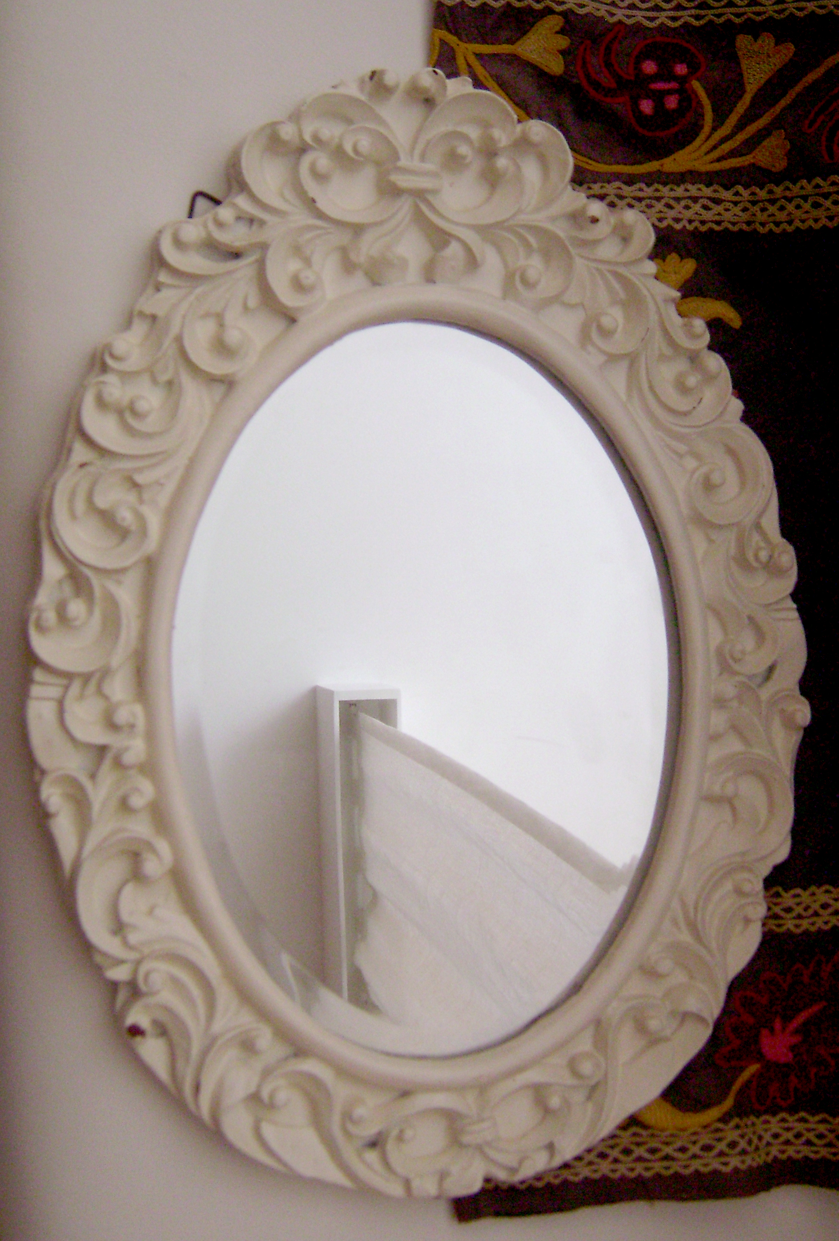 Oval White Frame